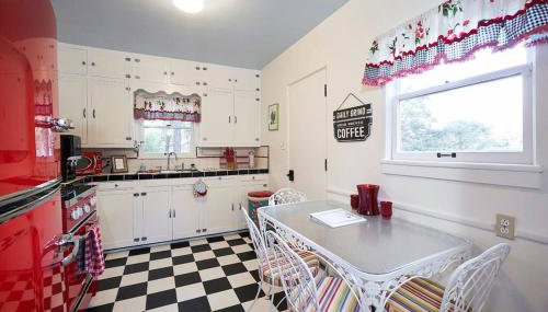 PRIVATE HOME Walk to Downtown CHERRY BLOSSOM COTTAGE Hot Tub SLEEPS UP TO 6 GUESTS - Foto 4