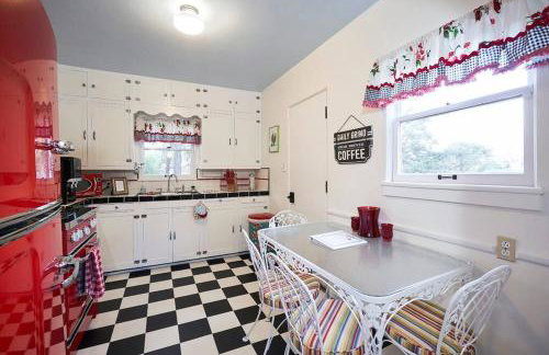 PRIVATE HOME Walk to Downtown CHERRY BLOSSOM COTTAGE Hot Tub SLEEPS UP TO 6 GUESTS - Foto 4