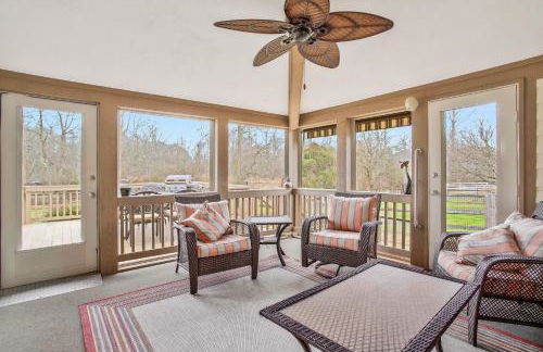 Gorgeous Creek Side Ranch-Style Estate With Dock - Foto 31