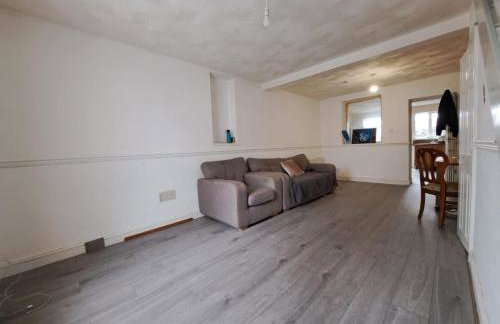 Cheerful 2 bed house free parking nearby park - Photo 1