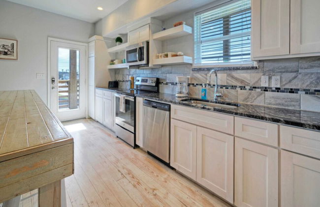 6bdr, Balcony w/ Bay View, Shared Pool + Boat Dock Keeper Red by Avantstay - Foto 11