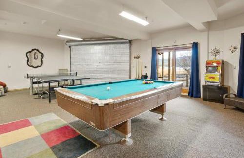 North Shore Lakefront - Spacious Lakefront with Hot Tub, & Game Room - Foto 26