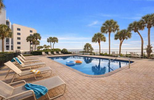 Waterfront Island Oasis! Heated Pool with Stunning View & 2 Full Bath - Foto 44