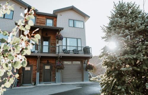 Hot Tub, Views, Walk to Coffee, Luxury Retreat - Photo 3