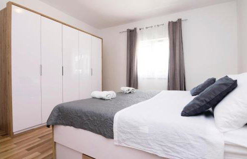 Gorgeous Home In Nadin With Wifi - Photo 33