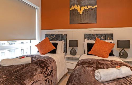 SUPERIOR AIRPORT SUITE, FREE Parking, Stylish, BALCONY, Two Bathrooms, Close To Airport, Station & Centre - Foto 9