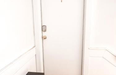 Bright, Modern & Artsy Space - Photo 13