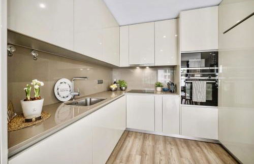 Bright Modern Beachside Apartment with Pool & Seaview - Foto 6