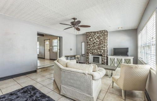 Amazing 'Hot Tub' Home Minutes To Hospitals & Beaches - Photo 24