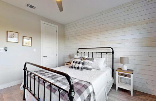 Stunning Lake House with Spacious Bedrooms - Minutes to Local Attractions - Photo 13