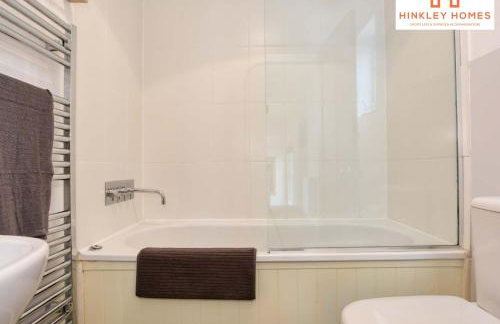 Centrally Tucked Away Private 4bed - Free parking! By Hinkley Homes Short Lets & Serviced Accommodation - Foto 23