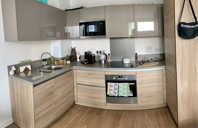 Stylish and Chic 1 Bedroom Apartment in Canning Town - Photo 4