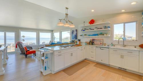 Stunning Home in Coupeville with Deck and Beach Access - Foto 5