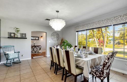 South Florida Spacious Oasis 4BR Retreat with 2 King Beds, Amazing Pool, near Beaches - Photo 28