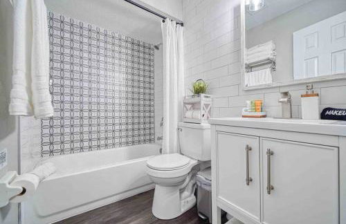 Stylish Lake home with HUGE POOL, Arcade with PS5,and Theater Just 5 min from Legoland - Foto 51