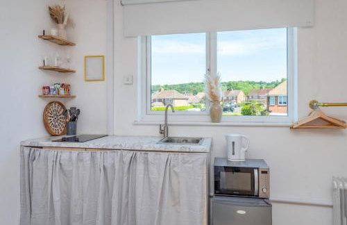 #30 Cozy & Stylish Studio Retreat - Near Odds Farm Park - Sleeps 2 - Perfect for business travelers and Couples - Free parking - Foto 28