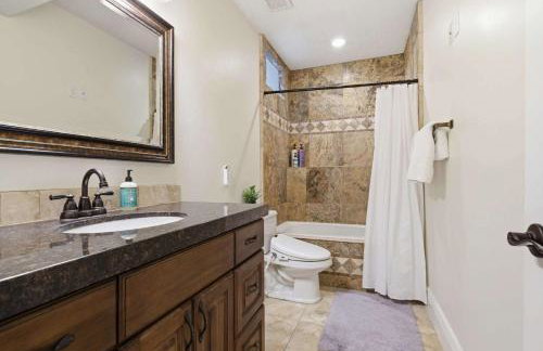 Private Family Home with Hot Tub - Foto 29