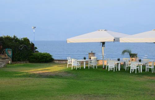 Alexandros Beachfront Apartments near Petalidi with Private Sunbeds & Sea View - Foto 14