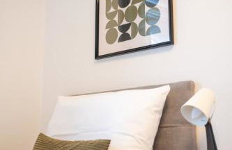 Platz für 8 Pers - C4S Come4Stay Monteure "InnArt" Boxspringbett Einzelbett Töging am Inn, Parkplatz, WLAN, Balkon, Smart TV, voll ausgestatteter Küche, Waschmaschine - Foto 21