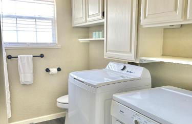 Near Downtown- Kitchen-washerdryer-parking - Foto 27