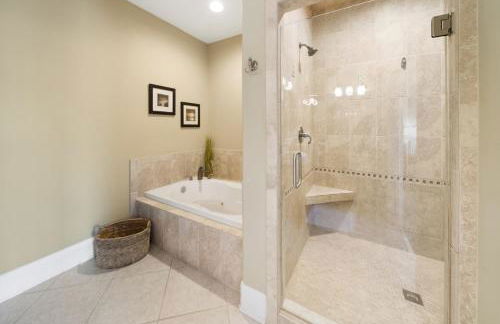 Summer Special, Lux 4BR House Sleeps 12, Pool, Elevator, King bed - Foto 39