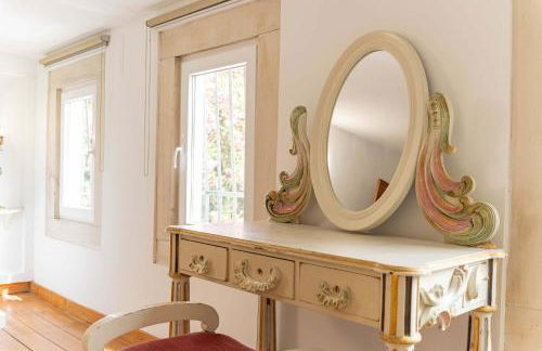 Charming Classic-Rustic Retreat in Historic Lisbon - Photo 12