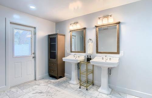 Poolside Paradise with Basketball Court - Foto 33