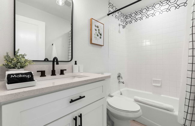 Relaxing 2BR Florida Home Close to Beach - Photo 19