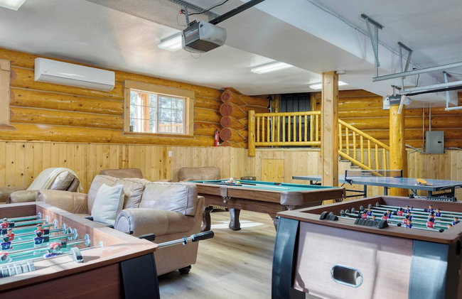Pinetree Place by Avantstay Group Cabin w/ Hot Tub Minutes to the Lake - Photo 35