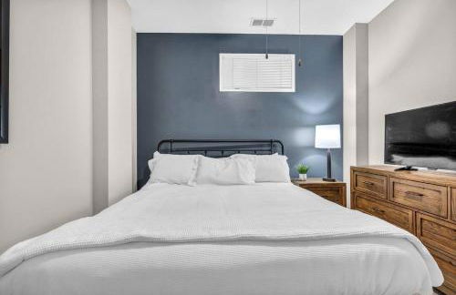 Epic Downtown Pad • Entertain & Unwind - Foto 14