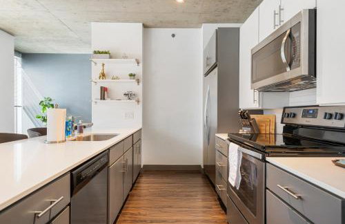 Linea Luxury Living with Indoor Pool and Rooftop Views in The Loop - Photo 31