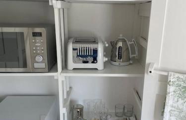 Double-Bed Bedroom, Living Room and Kitchenette, private Bathroom and Utility Room available at Willow House, Shepperton - Foto 19