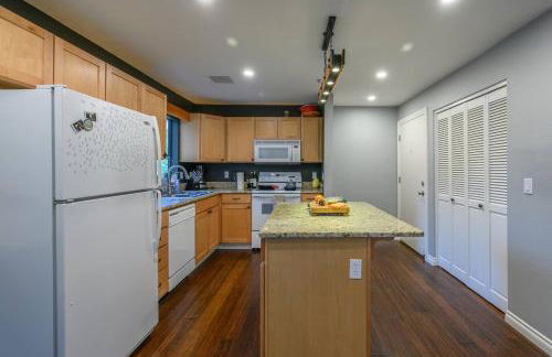 Waterfront Condo, 25ft from riverwalk, Pool & HotTub - Foto 2