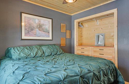 Northwoods Escape Lakeside Retreat with Deck - Foto 9