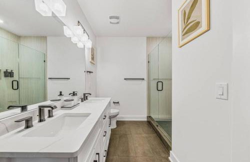 Modern 4BR Retreat in Uptown! - Foto 18