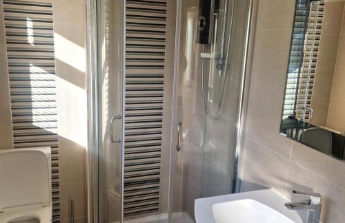 4 Bedroom Group Stay, 3 Bathrooms, Easy Parking - Photo 16