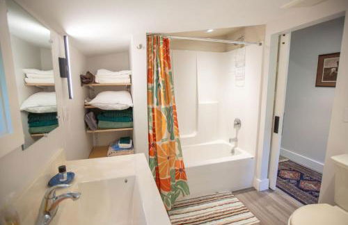 Modern Woodland Escape w Wshr dryer and Large Yard - Foto 5