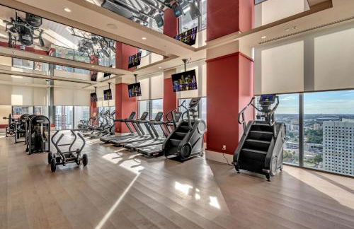 Modern Chic 1BR Downtown with Rooftop Pool & Views - Foto 28