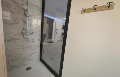 Un amour passionnel,love room,15 min du zoo,balnéo XL privatisée et disponible toute l'année ,piscine couverte et chauffée d'avril à fin septembre à partager avec d'autres logements et elle est privatisée de 20h à 22h - Foto 12