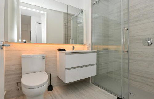 Contemporary Luxury 3BR 2BA Downtown NYC - Photo 17