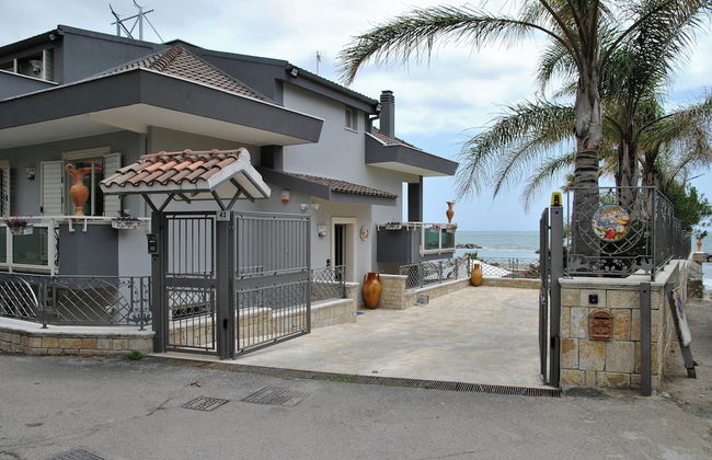 Villa Venus on the Beach - Photo 24