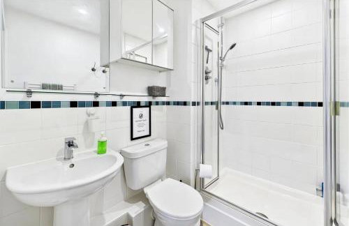 3 bed modern townhouse with self check in, sleeps 6, 35mins direct train to London Waterloo, zone 6 - Photo 10