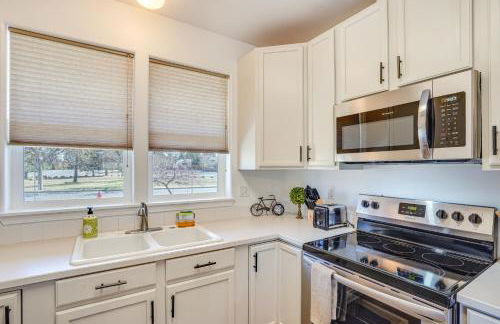 Charming Bend Home with Porch and Yard Great Location - Foto 7