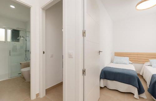 Moderno apartamento totalmente reformado con vistas al mar - Foto 17