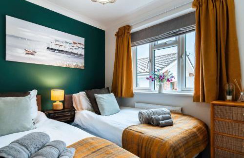 Luxury Renovated Bungalow with wheel chair access, Hot Tub and Fire Pit - Foto 38