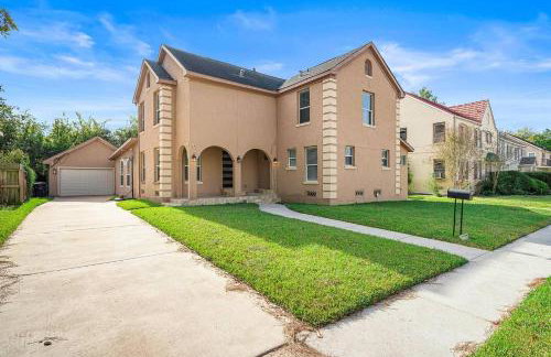 Nr DT, Med Center, Midtown Sleeps 16 Game Room - Photo 37