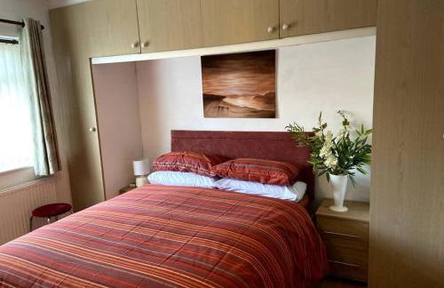 Quiet Secluded two Bedroom Bungalow With Parking - Photo 11