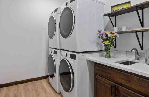 Luxe Mt. Rainier Lodge w/ Hot Tub-AC-Game Room - Foto 17