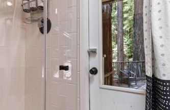 Redwood Cabin with Hot Tub Canyon View and Dogs OK - Foto 17