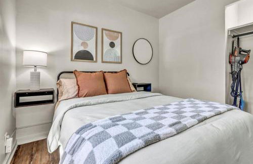 Fenced & Pet-Friendly! Modern 2BR Retreat! CLE-BW - Foto 29